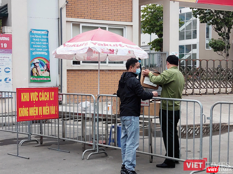 Các cán bộ sẽ chịu trách nhiệm vận chuyển hàng tiếp tế vào trong khu cách ly.