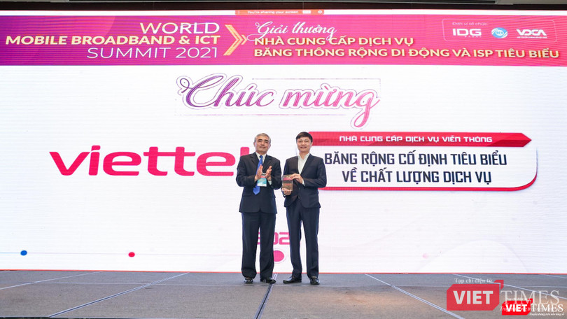 Chủ tịch Hội Truyền thông số Nguyễn Minh Hồng đại diện Hội đồng cố vấn bình chọn trao giải cho Viettel.