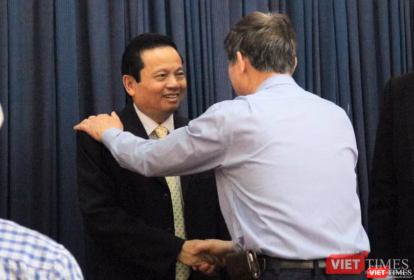 TS. Lê Doãn Hợp – Nguyên Bộ trưởng Bộ Thông tin và Truyền thông, Chủ tịch Danh dự Hội Truyền thông Số Việt Nam - nhận Huy hiệu 50 năm tuổi Đảng.