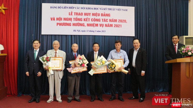 Các đảng viên nhận Huy hiệu 50 tuổi Đảng.