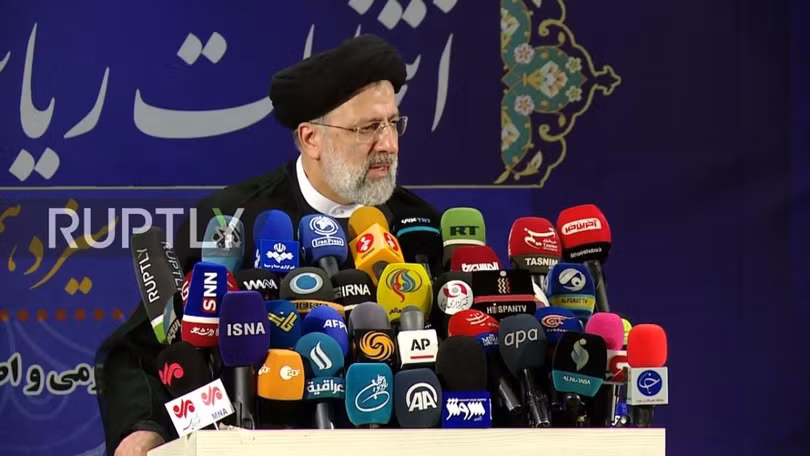 Ông Raisi trong một bài phát biểu trước các hãng truyền thông nước ngoài (Ảnh: RT)