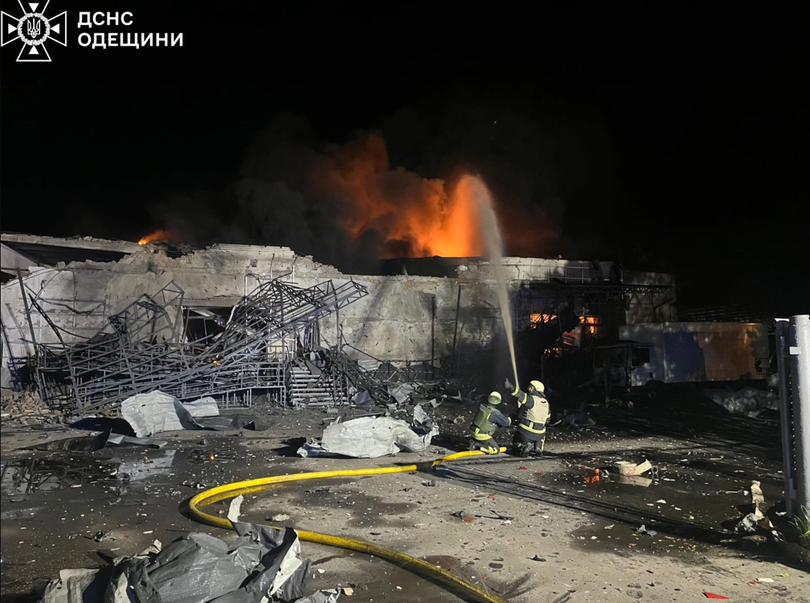 Một cơ sở bị cháy sau đòn tấn công của Nga. Ảnh: Kyiv Post.