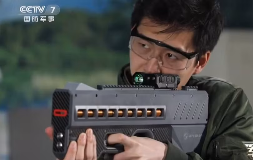 Trung Quốc đã công bố một khẩu súng điện từ mới mạnh mẽ được cho là chạy bằng pin lithium. Ảnh: CCTV.