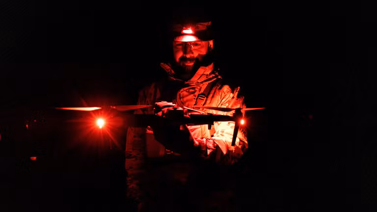 Quân đội Ukraine học cách điều khiển máy bay không người lái vào ban đêm bằng cách sử dụng tầm nhìn nhiệt. Ảnh: Getty.