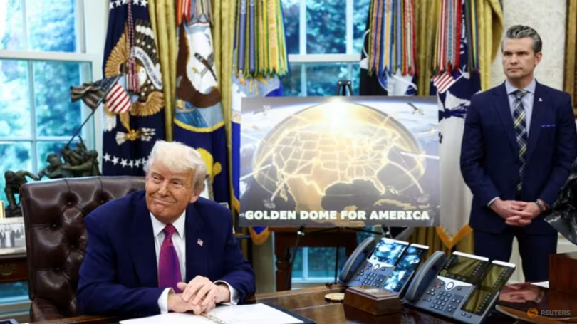 Tổng thống Mỹ Donald Trump đưa ra thông báo liên quan đến hệ thống phòng thủ tên lửa Golden Dome bên cạnh Bộ trưởng Quốc phòng Pete Hegseth tại Phòng Bầu dục của Nhà Trắng. Ảnh: Reuters.