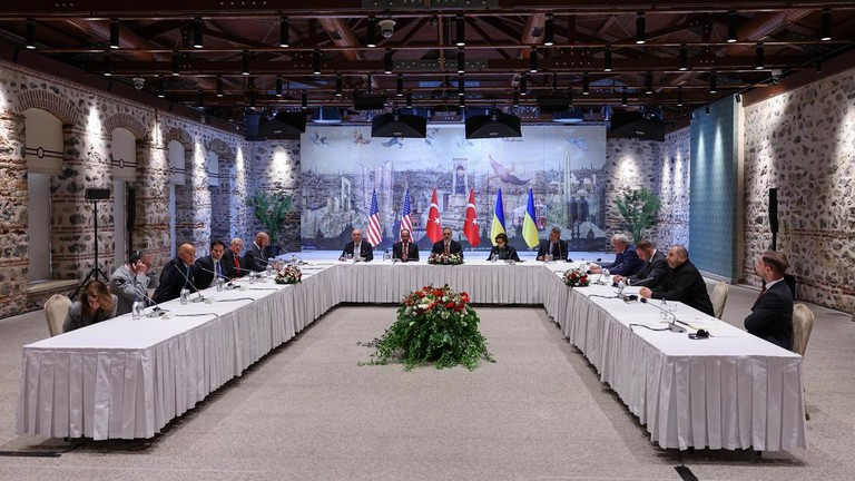 Các đại biểu Ukraine, Mỹ và Nga họp để đàm phán hòa bình Ukraine-Nga tại văn phòng Tổng thống Thổ Nhĩ Kỳ tại Cung điện Dolmabahce vào ngày 16/5. Ảnh: Getty.