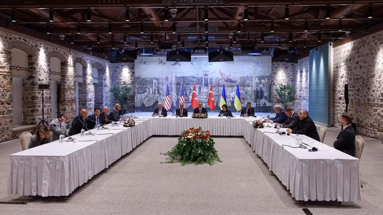 Các đại biểu Ukraine, Mỹ và Nga họp để đàm phán hòa bình Ukraine-Nga tại văn phòng Tổng thống Thổ Nhĩ Kỳ tại Cung điện Dolmabahce vào ngày 16/5. Ảnh: Getty.