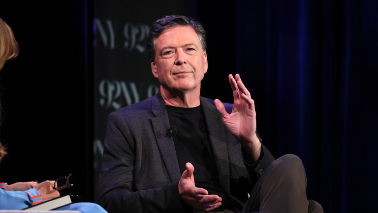 Cựu Giám đốc FBI James Comey trong bức ảnh chụp năm 2023. Ảnh: Getty.