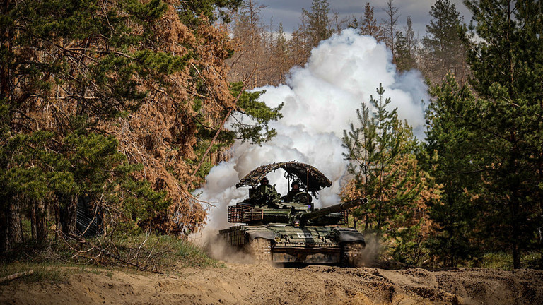 Xe tăng Ukraine ở vùng Donetsk của Nga vào ngày 28/4. Ảnh: Getty.