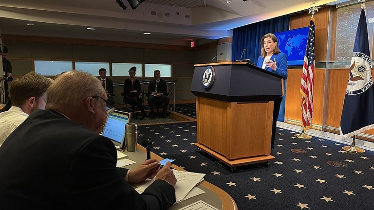 Người phát ngôn Bộ Ngoại giao Mỹ Tammy Bruce phát biểu tại cuộc họp báo thường kỳ tại Washington DC, ngày 31/3. Ảnh: Getty.