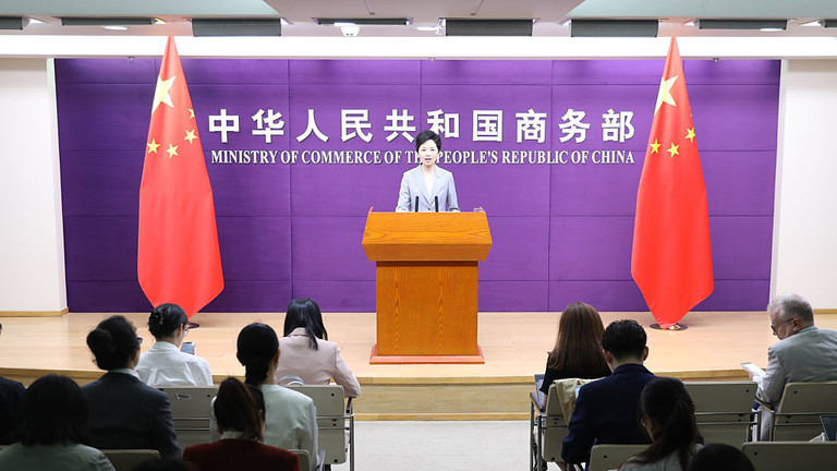 Ông He Yongqian, người phát ngôn Bộ Thương mại Trung Quốc, phát biểu tại cuộc họp báo thường kỳ, Bắc Kinh, Trung Quốc, ngày 1/4. Ảnh: Getty.