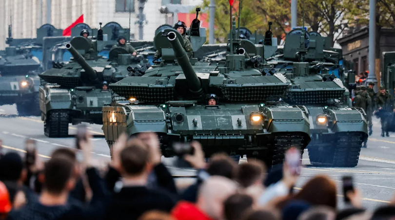 Xe tăng Nga di chuyển dọc theo một con phố ở Moscow vào ngày diễn tập cho cuộc duyệt binh kỷ niệm 80 năm chiến thắng Đức Quốc xã, ngày 3/5. Ảnh: Reuters.