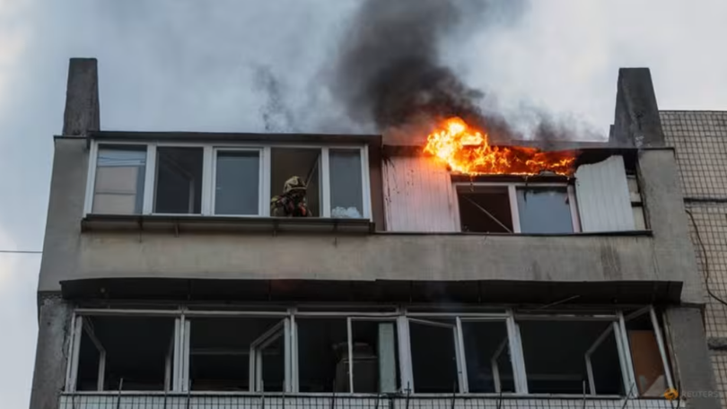 Ngọn lửa bùng phát từ một tòa nhà chung cư bị hư hại trong cuộc tấn công bằng máy bay không người lái của Nga nhằm vào Kiev, ngày 24/5. Ảnh: Reuters.