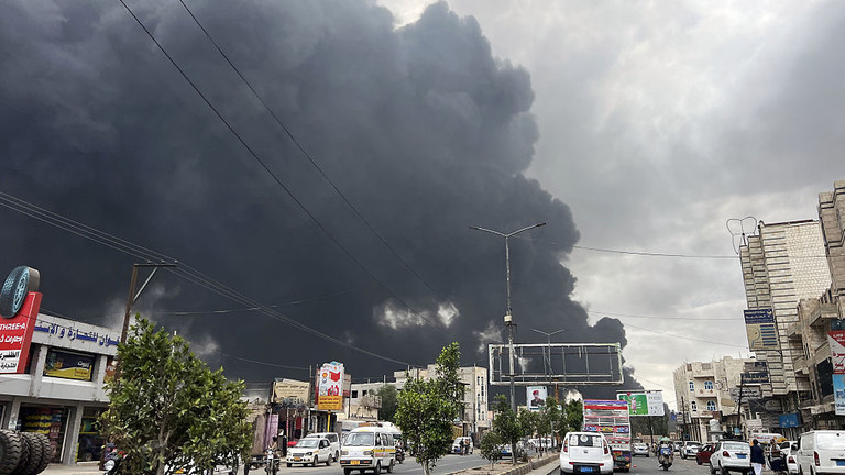 Khói bốc lên sau đòn không kích nhằm vào thủ đô Sanaa, Yemen ngày 6/5. Ảnh: Getty.