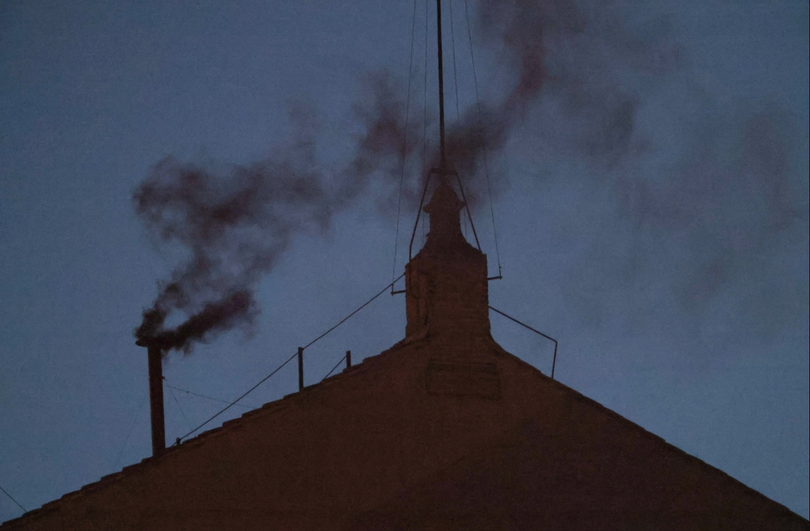 Khói đen bốc lên từ Nhà nguyện Sistine. Ảnh: The Independent.