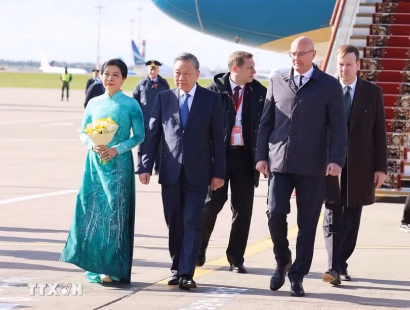 Tổng Bí thư Tô Lâm và Phu nhân đến thủ đô Moskva, bắt đầu chuyến thăm chính thức Liên bang Nga và dự Lễ kỷ niệm 80 năm Ngày Chiến thắng trong chiến tranh Vệ quốc vĩ đại. Ảnh: Thống Nhất/TTXVN.