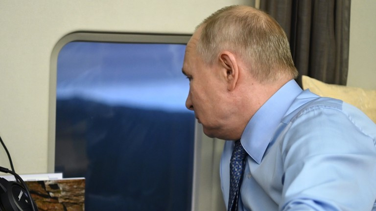 Tổng thống Nga Vladimir Putin trên trực thăng. Ảnh: Sputnik.