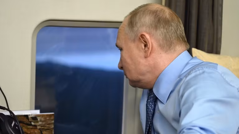 Tổng thống Nga Vladimir Putin trên trực thăng. Ảnh: Sputnik.