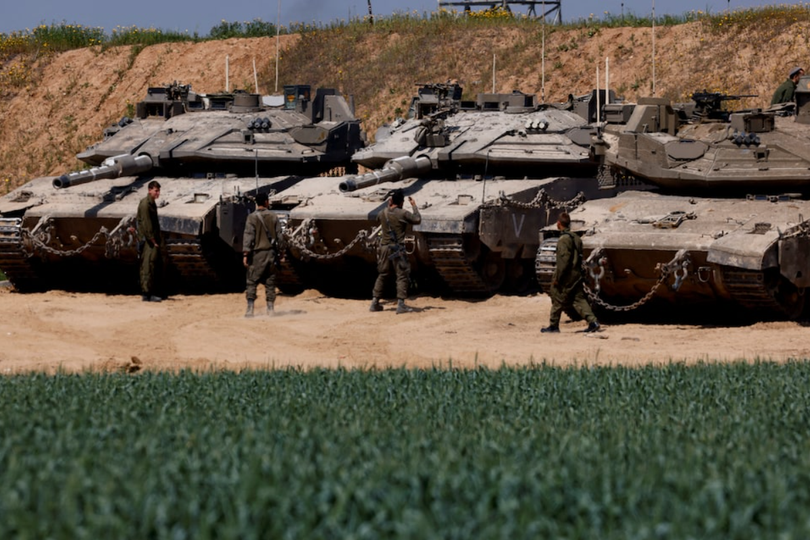 Xe tăng Israel được bố trí gần biên giới Israel-Gaza, tại Israel, ngày 18/3. Ảnh: Reuters.