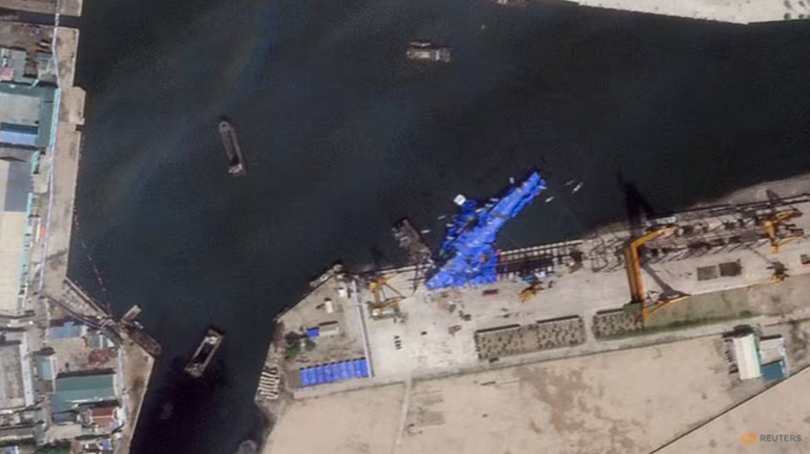 Hình ảnh vệ tinh cho thấy một tàu chiến của Triều Tiên được phủ bằng tấm bạt màu xanh sau một vụ tai nạn xảy ra trong quá trình hạ thủy tại xưởng đóng tàu ở Chongjin, Triều Tiên, ngày 23/5. Ảnh: Reuters.