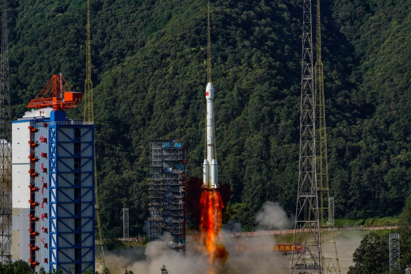 Một tên lửa Trường Chinh-3B mang theo một cụm vệ tinh BeiDou phóng đi từ một địa điểm phóng ở phía tây nam Trung Quốc vào năm ngoái. Ảnh: Xinhua.