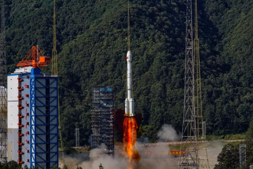 Một tên lửa Trường Chinh-3B mang theo một cụm vệ tinh BeiDou phóng đi từ một địa điểm phóng ở phía tây nam Trung Quốc vào năm ngoái. Ảnh: Xinhua.