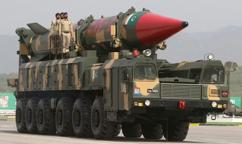 Một tên lửa Shaheen-III do Pakistan sản xuất có khả năng mang đầu đạn hạt nhân được trưng bày trong một cuộc diễu hành quân sự ở Islamabad vào ngày 23/3/2022. Ảnh: Getty.