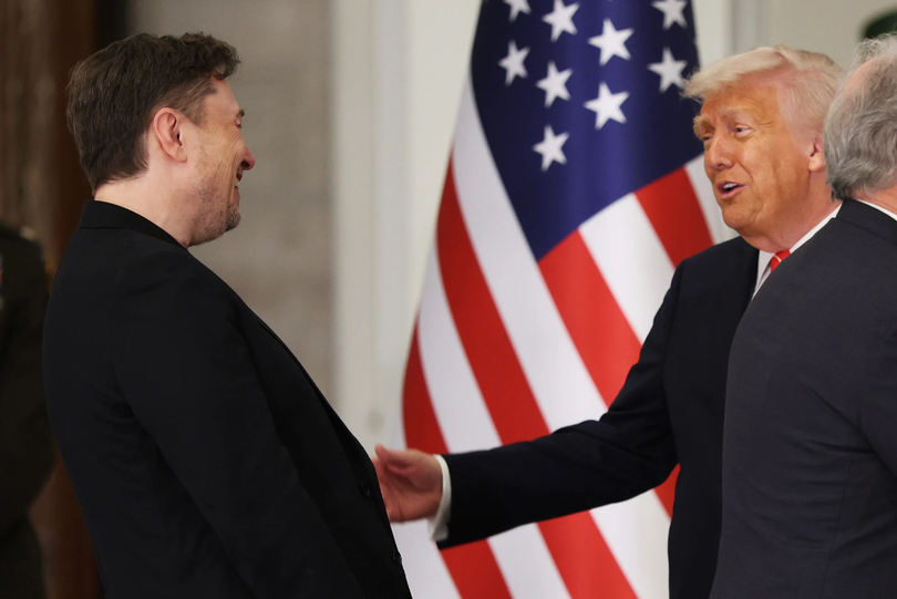 Tổng thống Mỹ Donald Trump (phải) từng gọi Elon Musk là “người Mỹ thực sự vĩ đại”. Ảnh: TNS.