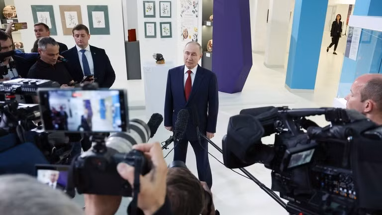 Tổng thống Nga Vladimir Putin phát biểu với các phóng viên tại Trung tâm Giáo dục Sirius sau cuộc điện đàm với Tổng thống Mỹ Donald Trump. Ảnh: Sputnik.