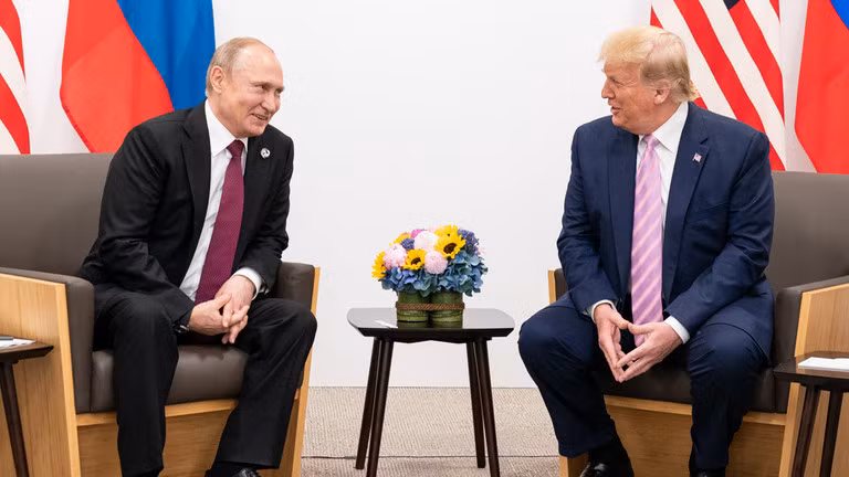 Tổng thống Mỹ Donald Trump gặp Tổng thống Nga Vladimir Putin bên lề hội nghị thượng đỉnh G20 tại Osaka, Nhật Bản, vào ngày 28/6/2019. Ảnh: Getty.