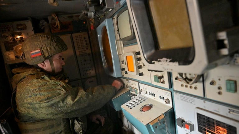 Một quân nhân Nga đang vận hành hệ thống tên lửa phòng không Tor. Ảnh: Sputnik.