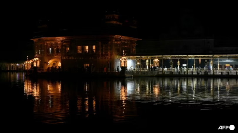 Toàn cảnh Đền Vàng trong thời gian mất điện giữa lúc căng thẳng biên giới gia tăng, tại Amritsar vào ngày 9/5. Ảnh: AFP.