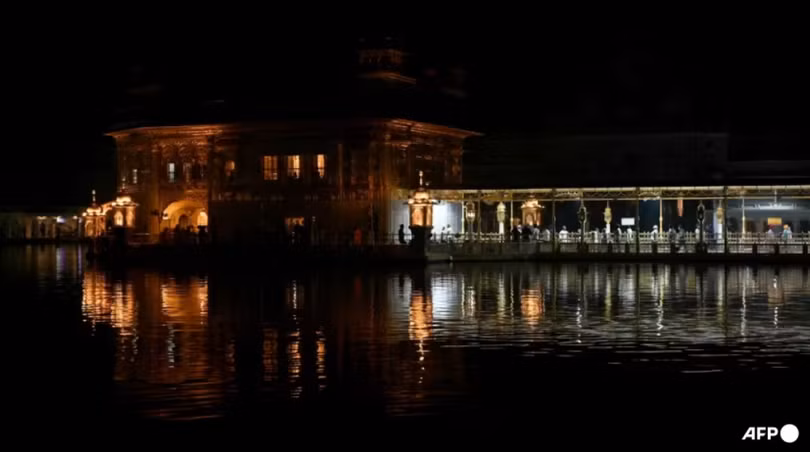 Toàn cảnh Đền Vàng trong thời gian mất điện giữa lúc căng thẳng biên giới gia tăng, tại Amritsar vào ngày 9/5. Ảnh: AFP.