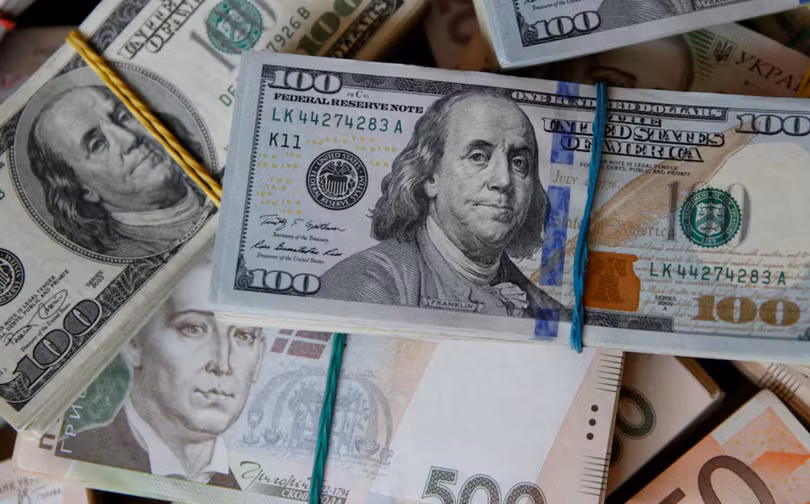 Tiền giấy đô la Mỹ, euro và hryvnia Ukraine trong một bức ảnh minh họa. Ảnh: Reuters.