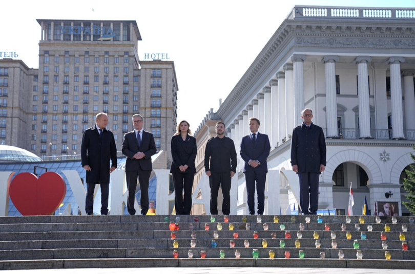 Thủ tướng Đức Friedrich Merz, Tổng thống Pháp Emanuel Macron, Tổng thống Ukraine Volodymyr Zelensky và vợ Olena Zelenska, Thủ tướng Anh Keir Starmer và Thủ tướng Ba Lan Donald Tusk đến thăm Quảng trường Maidan, Kiev, Ukraine ngày 10/5. Ảnh: Reuters.