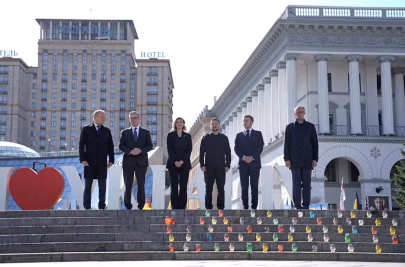 Thủ tướng Đức Friedrich Merz, Tổng thống Pháp Emanuel Macron, Tổng thống Ukraine Volodymyr Zelensky và vợ Olena Zelenska, Thủ tướng Anh Keir Starmer và Thủ tướng Ba Lan Donald Tusk đến thăm Quảng trường Maidan, Kiev, Ukraine ngày 10/5. Ảnh: Reuters.