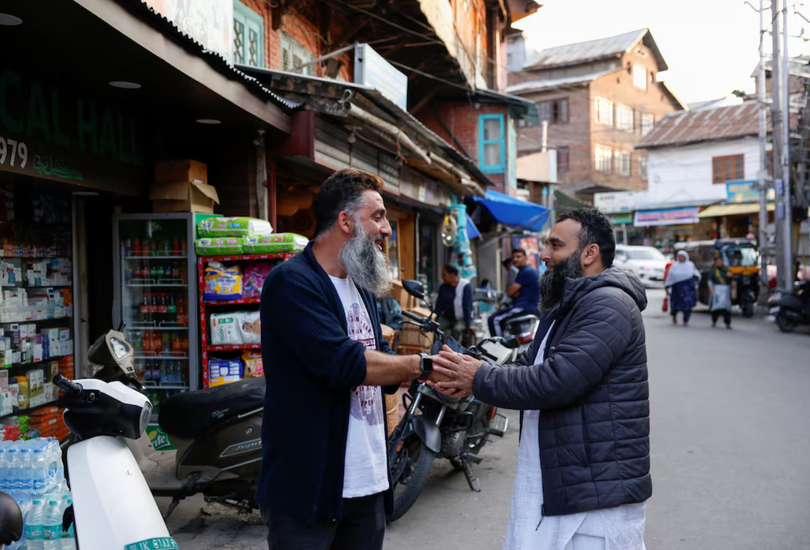 Người dân Kashmir chúc mừng nhau sau thông báo ngừng bắn giữa Ấn Độ và Pakistan, tại Srinagar, ngày 10/5, Ảnh: Reuters.