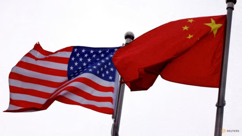 Cờ Trung Quốc và Mỹ tung bay bên ngoài tòa nhà của một công ty Mỹ tại Bắc Kinh, Trung Quốc vào ngày 8/4. Ảnh: Reuters.