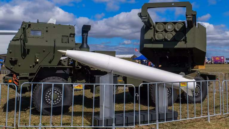 Hệ thống tên lửa pháo binh cơ động cao (HIMARS) do Mỹ sản xuất được trưng bày trong một triển lãm quốc phòng. Ảnh: RT.