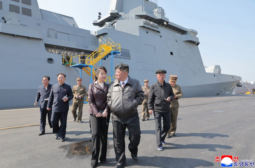 Lãnh đạo Triều Tiên Kim Jong-un thăm tàu ​​chiến Choe Hyon tại một địa điểm không được tiết lộ ở Triều Tiên vào ngày 29/4. Ảnh: KCNA.