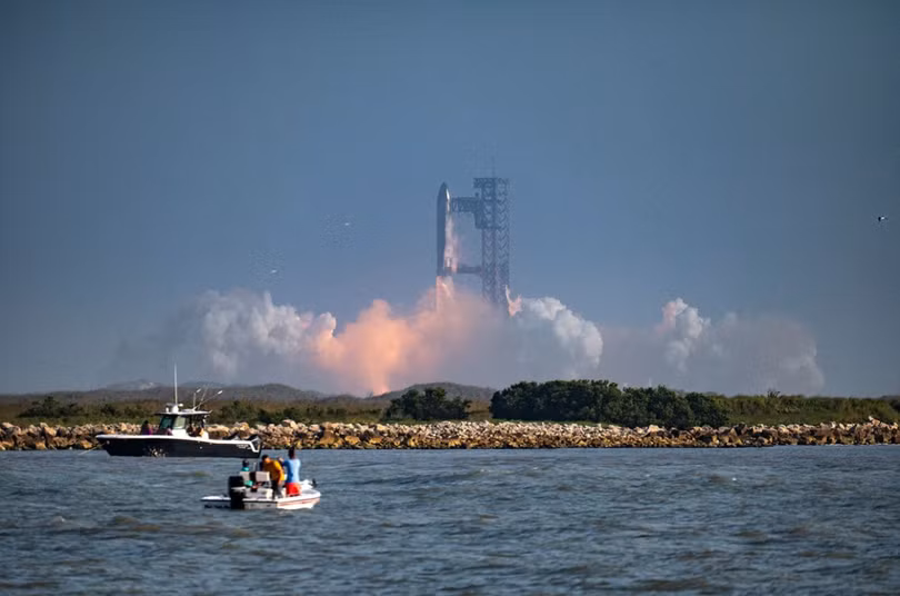 Tên lửa SpaceX Starship phóng từ Starbase, Texas, nhìn từ Đảo South Padre trong hôm 27/5. Ảnh: AFP.