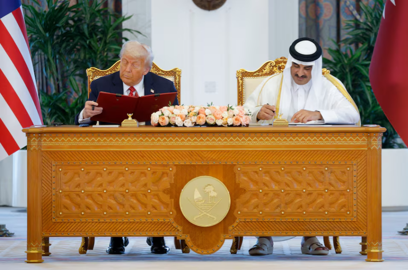 Tổng thống Mỹ Donald Trump và Quốc vương Qatar Tamim bin Hamad Al Thani tham dự lễ ký kết tại Doha, Qatar, ngày 14/5. Ảnh: Reuters.