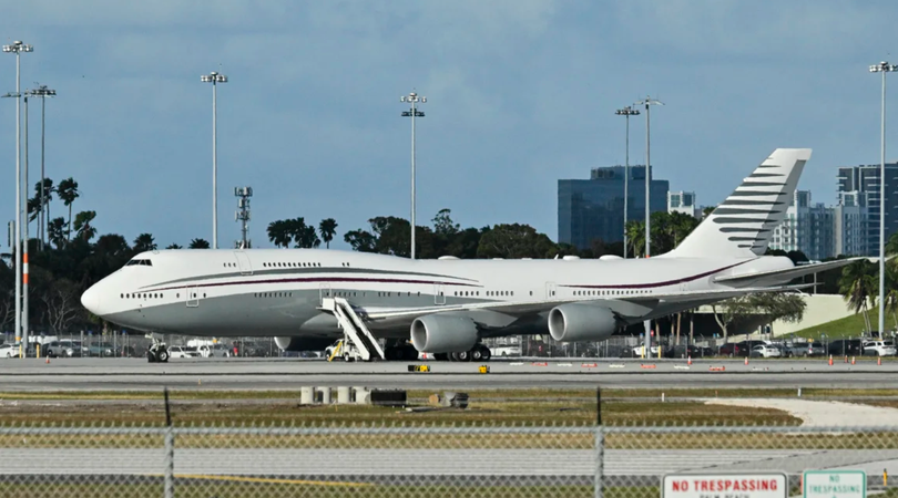 Bức ảnh chụp ngày 15/2 cho thấy chiếc Boeing 747 trên đường băng của sân bay quốc tế Palm Beach sau khi Tổng thống Mỹ Donald Trump tham quan máy bay. Ảnh: AFP.