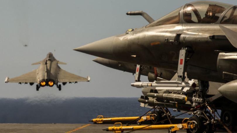 Máy bay chiến đấu Rafale của Pháp trên tàu sân bay Charles De Gaulle. Ảnh: Military Watch.