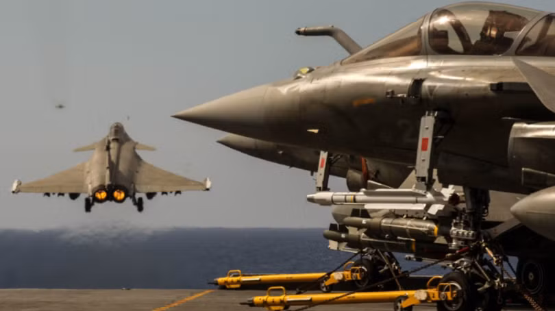 Máy bay chiến đấu Rafale của Pháp trên tàu sân bay Charles De Gaulle. Ảnh: Military Watch.