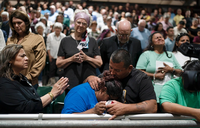 Người thân đau buồn sau vụ xả súng chấn động khiến 21 người thiệt mạng ở trường học Texas (Ảnh: AP0) Người thân đau buồn sau vụ xả súng chấn động khiến 21 người thiệt mạng ở trường học Texas (Ảnh: AP0)