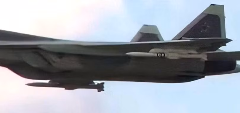 Su-57 mang theo tên lửa K-77m (Ảnh: Military Watch)