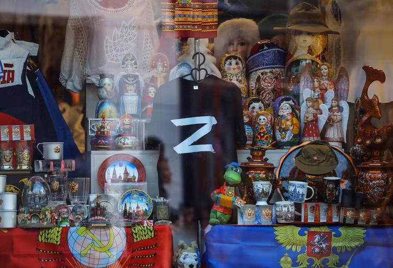 Chiếc áo phông được in chữ Z - ký tự trên các xe quân sự của Nga Ukraine - bên trong một cửa hàng bán đồ lưu niệm ở Moscow (Ảnh: Reuters).