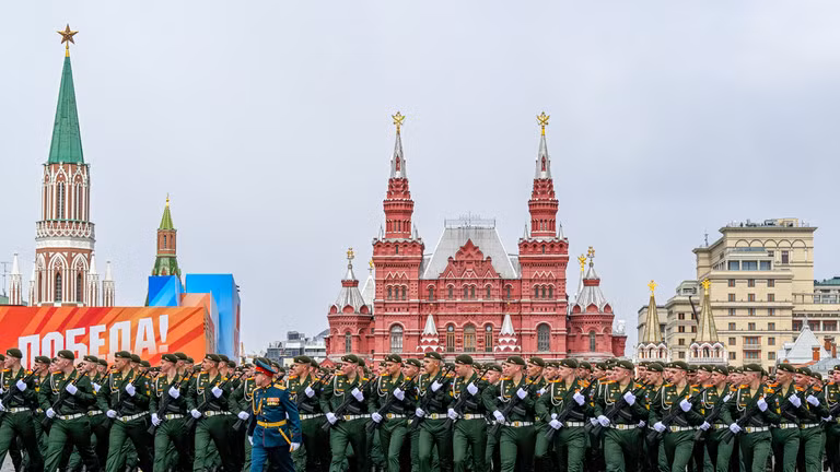 Các binh sĩ diễu hành trong Ngày Chiến thắng trên Quảng trường Đỏ ở Moscow vào ngày 9/5/2024. Ảnh: Getty.