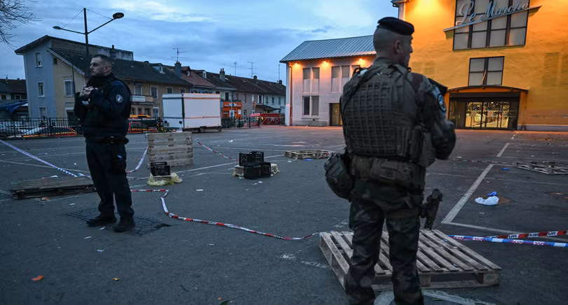 Lực lượng cảnh sát bảo vệ tại địa điểm xảy ra vụ tấn công ở Mulhouse, miền Đông nước Pháp vào ngày 22/2. Ảnh: AFP.